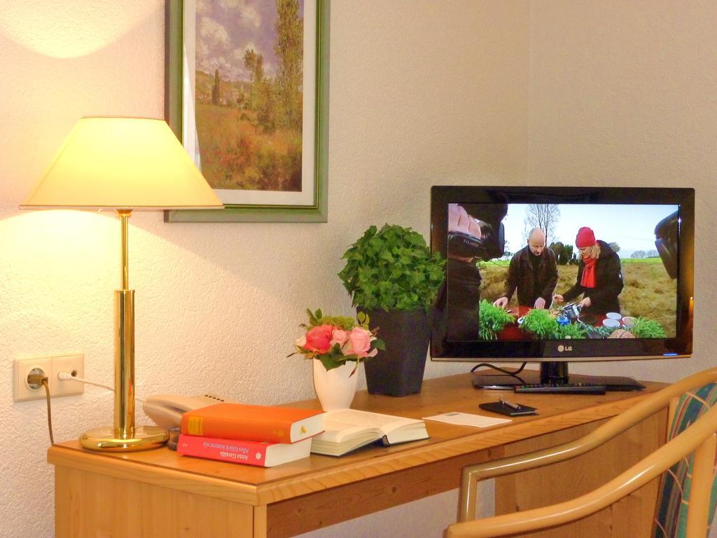 Landhaus Mueritzgarten Hotel Garni Röbel Buitenkant foto
