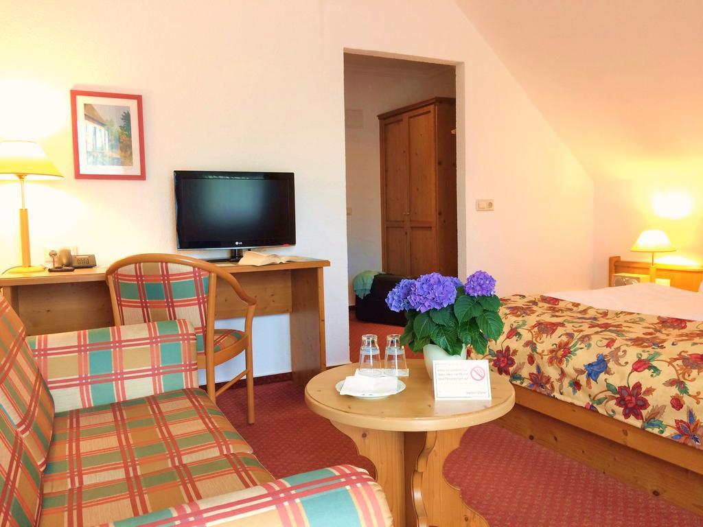 Landhaus Mueritzgarten Hotel Garni Röbel Buitenkant foto