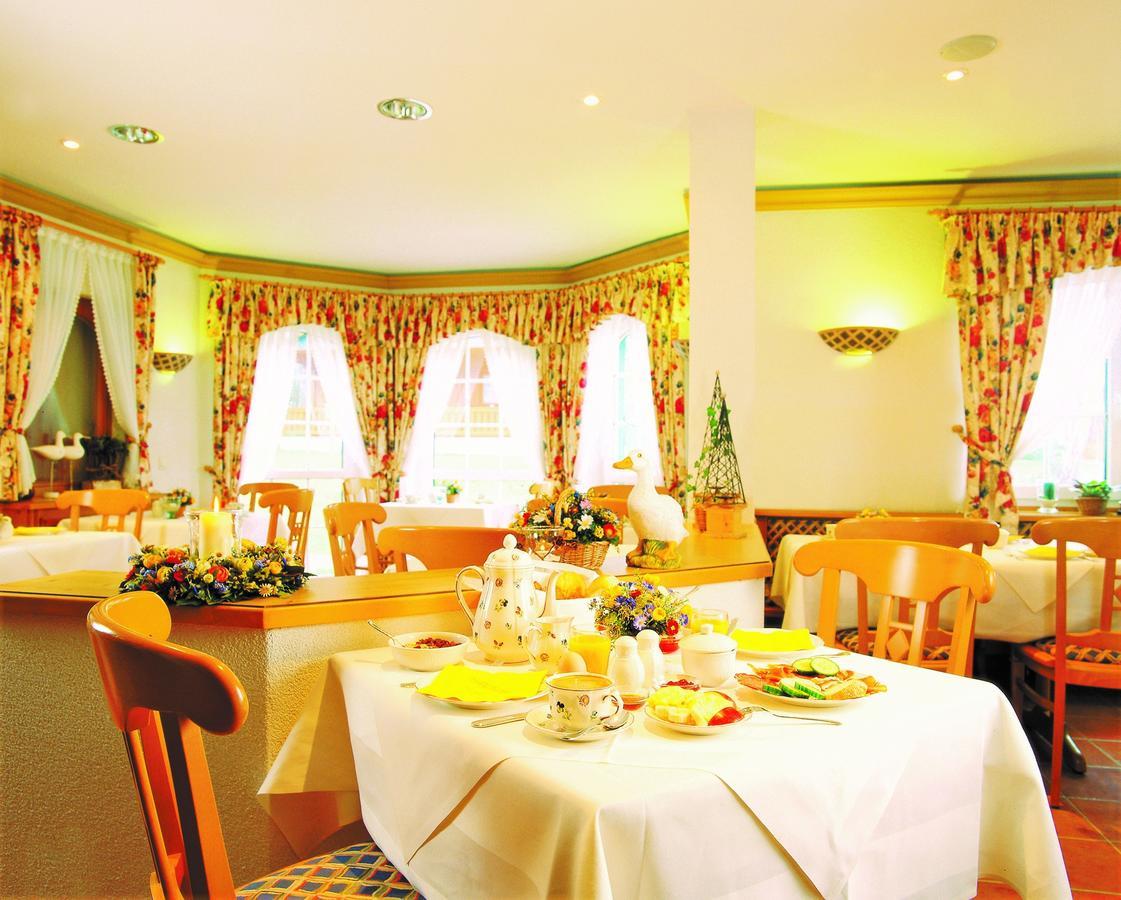 Landhaus Mueritzgarten Hotel Garni Röbel Buitenkant foto